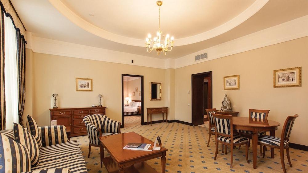 Hotel Grand Tien Shan
